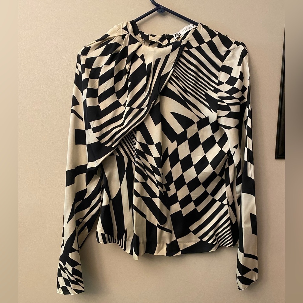 Zara Black and White Abstract Blouse 🆕